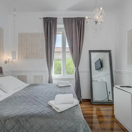 Отель Lorenzzo Diocletian's Palazzo Storico 4*
